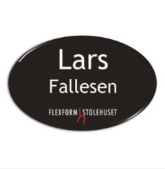 namanbricka, oval form bästa kvalitet. Svart skylt med vit text. Röd stol som blickfång i den vita loggan